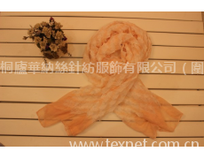 圍巾壓皺 點(diǎn)擊查看大圖